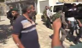 #شاهد:: قوات الاحتلال تطرد الصحفيين من أمام المسجد الابراهيمي في مدينة الخليل عقب تغطية مسيرة احتجاجية ضد اجراءات الاحتلال في البلدة القديمة.
تصوير: جميل سلهب