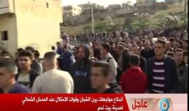 تجمع للمواطنين عند منزل عائلة الشهيد حمزة زماعرة منفذ عملية الطعن في #الخليل صباح اليوم