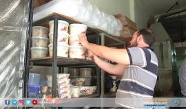 صنع الحلاوة بالطريقة اليدوية يكسبها مذاقاً خاصاً ويعزز حضورها في شهر رمضان المبارك.
تقرير: أحمد حلايقة