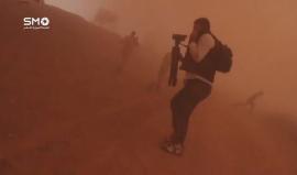 مشاهد عنيفة توثق لحظات تعرض طاقم إعلامي سوري للقصف بالبراميل المتفجرة !