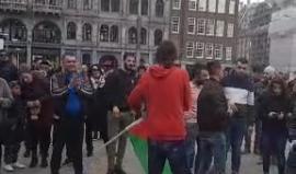 استمرار الوقفة في يوم الأرض الفلسطيني بساحة الدام بأمستردام الهولندية
#مسيرة_العودة_الكبرى