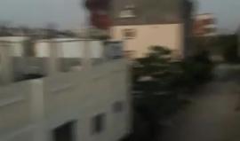 #فيديو طواقم الاطفاء تحاول السيطرة على حريق كبير اندلع في مكان تجمع للسيارات القديمة شرق الشجاعية شرقي غزة