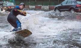 #شاهد رجل يتزلج على تجمعات مياه الأمطار التي هطلت مؤخرا في موسكو !

فيديو متداول