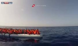 خفر السواحل الإيطالي بالتعاون مع سفن تابعة لمنظمات إنسانية ينقذون نحو 2200 مهاجر، وسط البحر المتوسط، كانوا يحاولون الوصول إلى أوروبا، في 18 قاربا مطاطيا و3 قوارب صغيرة