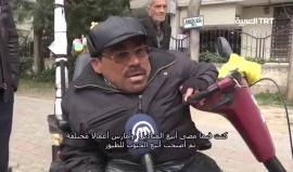مواطن تركي من ذوي الاحتياجات الخاصة يكسب رزقه ويعيل عائلته من بيع حبوب الطيور للأطفال والسياح