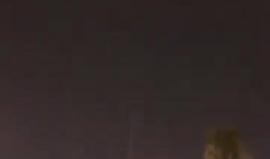 نشطاء سعوديون ينشرون مشاهد لحظة تصدي الدفاعات الجوية لصواريخ حوثية في سماء #الرياض قبل قليل