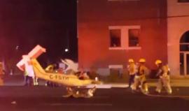 سقوط طائرة صغيرة (مسروقة) في أحد شوارع مدينة بيتربورو الكندية ومقتل الطيار