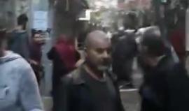 #فيديو مظاهرة شعبية تخرج في شوارع مخيم شاتيلا بلبنان للمطالبة بوقف الاشتباكات العنيفة بين فتح الانتفاضة وتنظيم الصاعقة