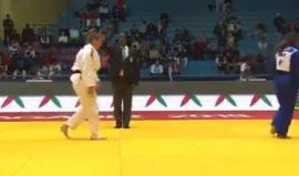 #شاهد.. لاعبة جودو مغربية ترفض مصافحة لاعبة تمثل الاحتلال الإسرائيلي خلال منافسات بطولة العالم في المغرب.