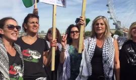 #شاهد| نشطاء يبحرون في نهر التايمز في لندن تضامناً مع الاسطول النسوي المتجه الى قطاع غزة لكسر الحصار.