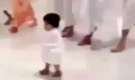 #شاهد أصغر حاج لهذا العام يدهش الحجاج في بيت الله الحرام