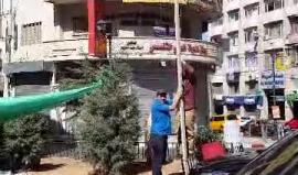 مباشر ..اعتصام الاسرى والمحررون المقطوعة رواتبهم ..يبنون خيمة تظلهم حر الشمس .. بعدما صودرت خيامهم وامتعتهم من امام رئاسة الوزراء