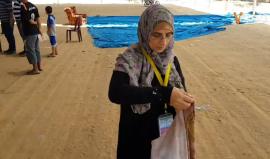 والدة الشهيدة المسعفة رزان النجار ترتدي زي ابنتها لتحل مكانها في إسعاف المتظاهرين على الحدود الشرقية لقطاع غزة.