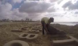 #شاهد عمل فني على شاطئ بحر غزة ترحيبًا بسفينتي كسر الحصار "أمل وزيتونة" / أسامة سبيته