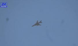 #شاهد #حلب: لحظة إلقاء الطيران الحربي صاروخ يحمل قنابل عنقودية على طريق الكاستلو وإنشطارها في الجو 
(حلب 24)