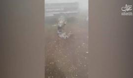 طفل سوري يصرخ على والده "بابا شيلني" بعد أن فقد طرفيه بصواريخ روسيا على ريف #إدلب