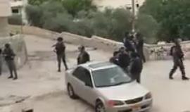 قوات الاحتلال تعتقل ثلاثة فتية من بلدة العيسوية بالقدس المحتلة .