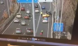 شرطي إسباني محظوظ

نجا شرطي مرور إسباني من الموت بإعجوبة، حيث كان لمرونته وسرعة تصرفه الفضل الكبير لتفادي الحادث المخيف.