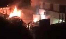 #شاهد 
بعد ارتقاء شاب برصاص الشرطة.. شبان يحرقون مقر وسيارات لشرطة الاحتلال في بلدة كفر قاسم بالداخل الفلسطيني المحتل