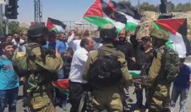 #شاهد| قوات الاحتلال تمنع مسيرة تضامنية مع الأسرى من الوصول الى حاجز النشاش في الخضر جنوب بيت لحم.
تصوير: عبد الرحمن يونس