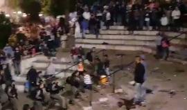 #عاجل | قوات الاحتلال تعتدي بالضرب على المواطنين وترش الغاز خلال هجومها على أمسية رمضانية في باب العامود بالقدس المحتلة . 

تصوير محمد دويك