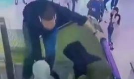 سلم كهربائي يسحب فتاة ويجرها من ملابسها

فيديو متداول دون نشر مكان الحادثة