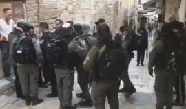 قوات الاحتلال تستولي على مخزن تجاري لعائلة صب لبن في البلدة القديمة بالقدس المحتلة ظهر اليوم.