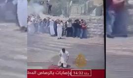 #شاهد لحظة اعتداء جنود الاحتلال على أحد المصلين في القدس