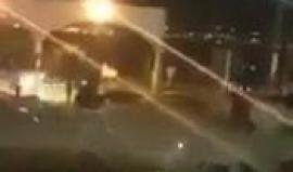 #شاهد لحظة القاء عدة زجاجات حارقة على جيب لقوات الاحتلال قرب مدخل بلدة الرام شمالي القدس المحتلة.