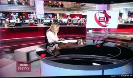 موقف محرج لمذيعة BBC على الهواء بسبب هاتفها