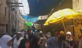 احتشاد المصلين أمام باب المجلس أحد بوابات الأقصى رفضا لاجراءات الاحتلال