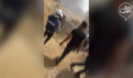 #شاهد لحظة سحب المتظاهرين للسلك الشائك الذي وضعه الاحتلال شرق غزة 

تصوير: محمد جمال