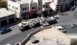 #شاهد قوات كبيرة من جيش الاحتلال تقتحم هذه الأثناء بلدة يطا في الخليل بالضفة المحتلة، ومحاصرة منزل منفذ عملية الطعن في يبنا.