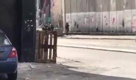 #شاهد: مواجهات مع الاحتلال نصرة للقدس في مخيم شعفاط بالقدس المحتلة، قبل قليل.
#القدس_عاصمة_فلسطين