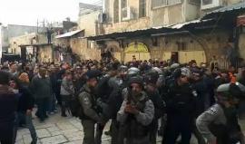 #شاهد قوات الاحتلال تقمع المتظاهرين في شارع الواد في مدينة القدس المحتلة وترش النساء بغاز الفلفل