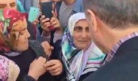 شاهد : سكان إحدى قرى #ريزا يرحبون بالرئيس #أردوغان بالتكبير والدعاء ويتلقطون صورًا تذكارية معه أثناء مرور موكبه من منطقتهم