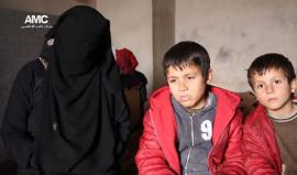 أم سورية تتحدث عن اعتقال زوجها لدى قوات الأسد أثناء نزوحها إلى المناطق الغربية في #حلب
تصوير خليل حجار - مركز حلب