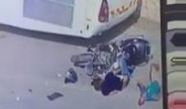 #شاهد: إصابة شابين أحدهما بحالة الخطر اثر اصطدامهما بحافلة خلال مطاردة شرطة الاحتلال لهما بالداخل المحتل.