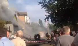 #شاهد اندلاع حريق في محطة "تي في انتر" التلفزيونية الاوكرانية اثناء تنظيم مظاهرة مناهضة للقناة خارج المبنى، ويتهم المتظاهرون القناة بأنها موالية لورسيا