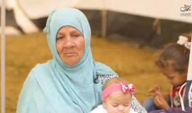 #شاهد مسنة فلسطينية تُشارك في مسيرة العودة شرق غزة بـ "خبز الصاج" لدعم الشباب المتظاهرين