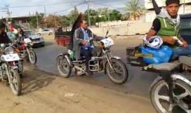 تضامنًا مع الأسرى المُضربين عن الطعام .. 

#شاهد عدد من ذوي الاحتياجات الخاصة بغزة وجرحى اعتداءات الاحتلال يقطعون أكثر من 45كم، من شرق محافظة خان يونس، حتى خيمة التضامن مع الأسرى وسط مدينة غزة

تصوير: هاني الشاعر