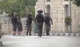 20 جندياً إسرائيلياً اعتقلوا طفلاً فلسطينياً خلال مواجهات ببيت لحم أمس.. شاهد ردة فعل الطفل