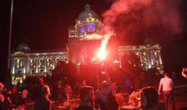 الشرطة تطلق الغاز المسيل للدموع على محتجين ضد حظر تجول كورونا في بلغراد