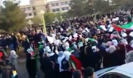 "القدس عربية".. هتاف مئات الجزائريين الذين تظاهروا اليوم في ولاية باتنه نصرة للقدس ورفضاً لقرار ترامب.

#القدس_عاصمة_فلسطين