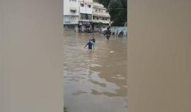 غزة صباح اليوم ..

#فيديو طلبة المدارس يغوصون في مياه الأمطار للوصول الى منازلهم