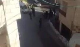#فيديو قوات الاحتلال تعتقل شابين فلسطينيين في قرية العيساوية بالقدس المحتلة قبل قليل