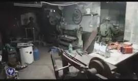 الاحتلال ينشر فيديو للحظة تخريب واغلاق "ورشة خراطة" في الخليل فجر اليوم