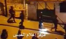 #شاهد | تعزيزات لقوات الاحتلال في قرية العيساوية بالقدس المحتلة تزامناً مع المواجهات في المكان.