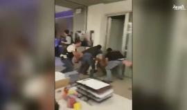 #شاهد .. رصد لحظات اعتقال الشرطة التركية وأنصار الرئيس التركي رجب طيب أردوغان، جنودا انقلابيين بالجيش داخل مقر قناة "سي أن أن" التركية، بعد هجوم التركي وإيقاف البث، وذلك عقب محاولة الانقلاب العسكري على الرئيس التركي رجب طيب أردوغان، الذي وقع مساء أمس.