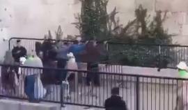 عناصر من شرطة الاحتلال يفتشون الشبان قرب باب العامود وسط القدس المحتلة